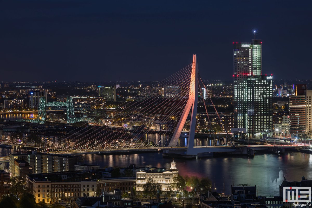 De Erasmusbrug in Rotterdam in de kleur oranje