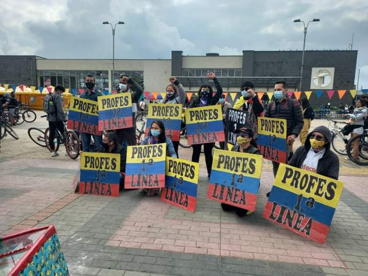 Jeimi147's tweet photo. Feliz primer mes de paro nacional 🍻🍷😃🎂🎊 hermosa foto 👏👏👏 @Javierforero19 @johnherrerago @abramoscomillas @LIBERTAD_BOLIVA @WilliamRiosMur7 @escuelam19 @M19_EscuelaPaz @Mujer_Mamerta https://t.co/DtsCKNBNCo