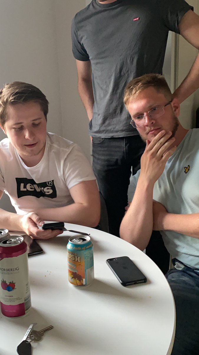 Wesssen's tweet photo. Börshajarna @ClaesMann och @Tobias_naslin  kan inte släppa luren förens usabörsen stänger lite senare i afton! https://t.co/jOyZHZQBh1
