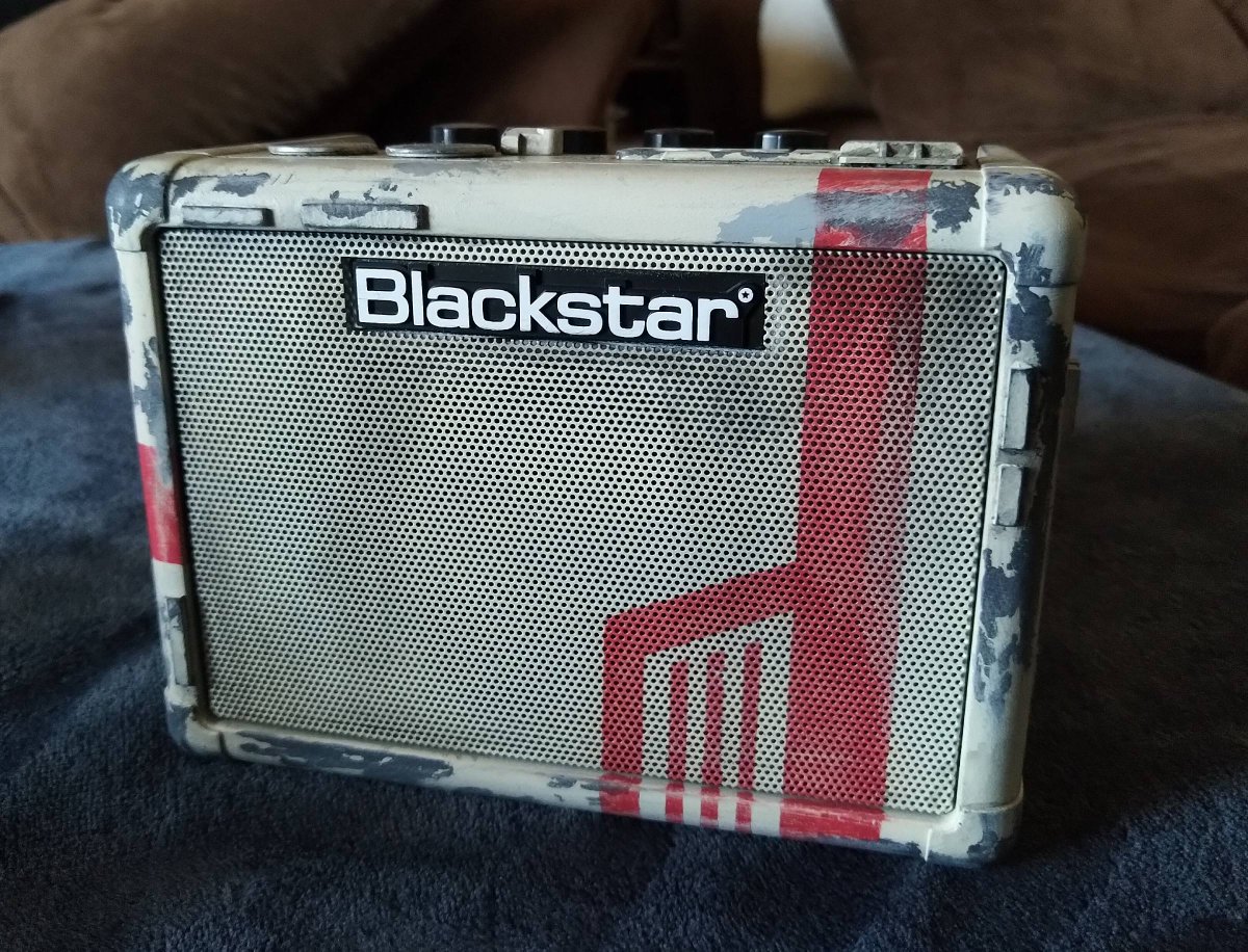 hyperfx's tweet image. I&apos;ve played guitar since high school, and last year bought the @Blackstaramps Fly 3 to keep next to my desk. The black plastic was boring, though, so I thought I&apos;d bring a little Star Wars to it with some modeling and a paint job. May the Force be with you! #starwars #Blackstar