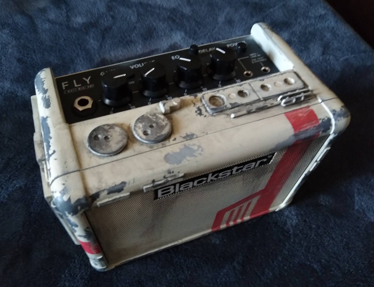 hyperfx's tweet image. I&apos;ve played guitar since high school, and last year bought the @Blackstaramps Fly 3 to keep next to my desk. The black plastic was boring, though, so I thought I&apos;d bring a little Star Wars to it with some modeling and a paint job. May the Force be with you! #starwars #Blackstar