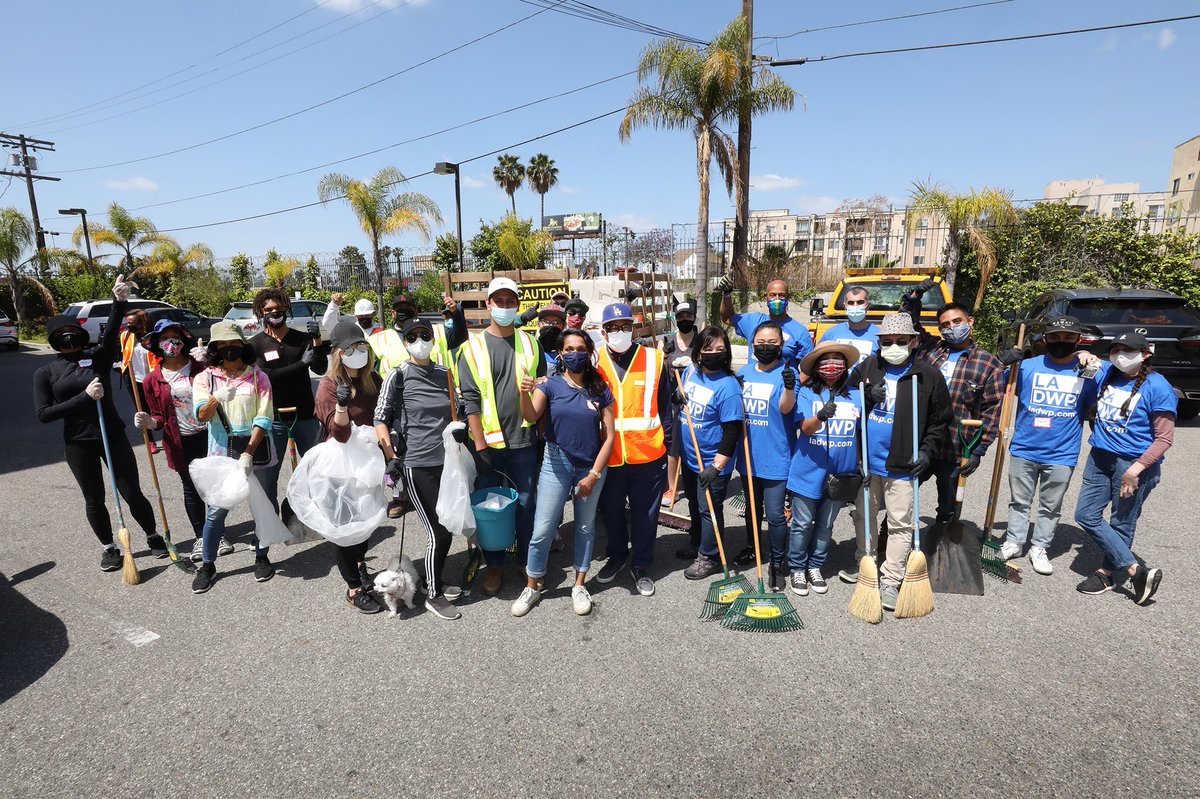 mridleythomas's tweet photo. Last week, I joined partners at @LACity and community stakeholders for a the #CommunityDayOfService in celebration of #AAPIHeritageMonth and #NationalPublicWorksWeek. It was a joy to beautify and clean up our #AAPI neighborhoods with members of the community and allies. #FBF https://t.co/qDDynMrPRw