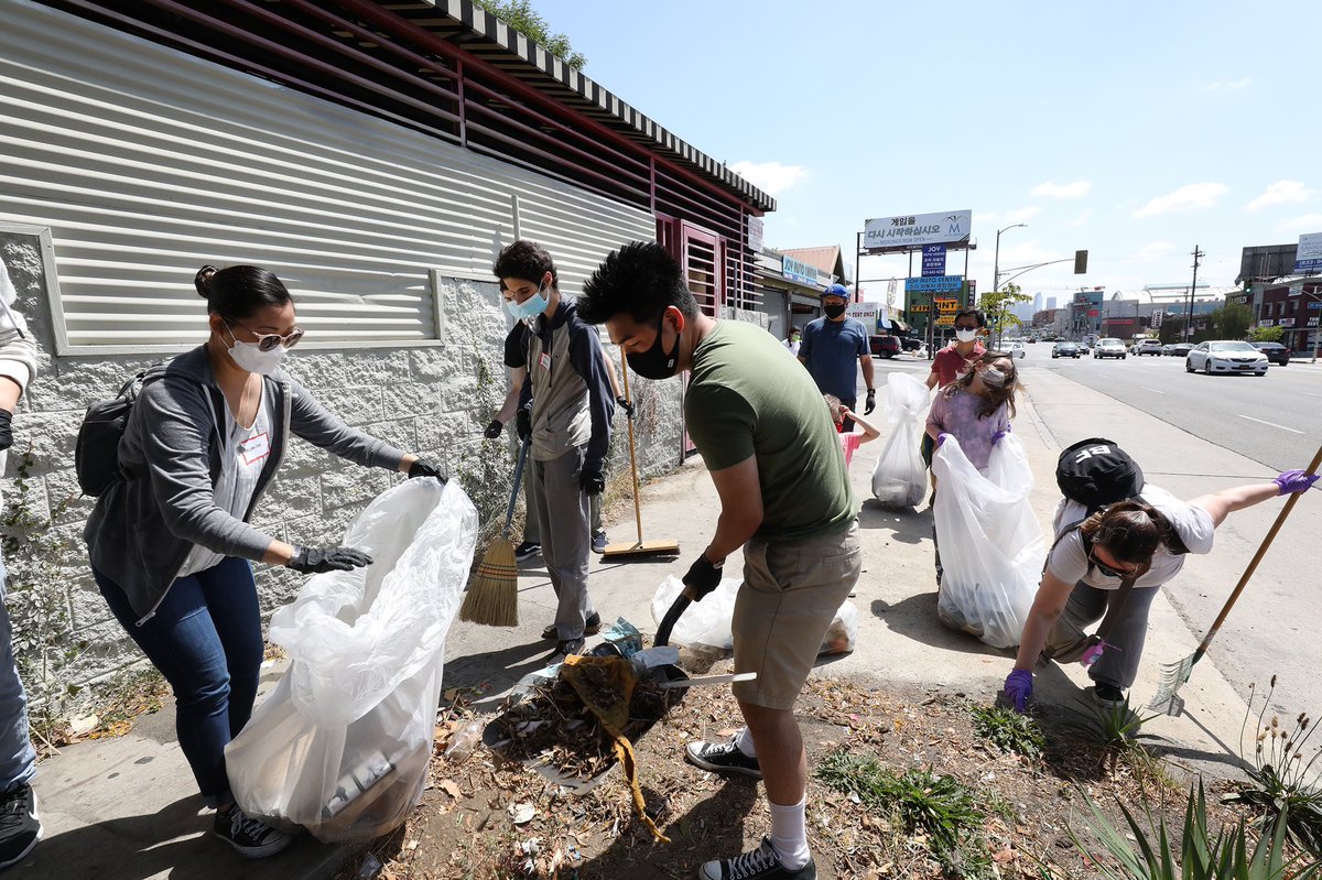 mridleythomas's tweet photo. Last week, I joined partners at @LACity and community stakeholders for a the #CommunityDayOfService in celebration of #AAPIHeritageMonth and #NationalPublicWorksWeek. It was a joy to beautify and clean up our #AAPI neighborhoods with members of the community and allies. #FBF https://t.co/qDDynMrPRw