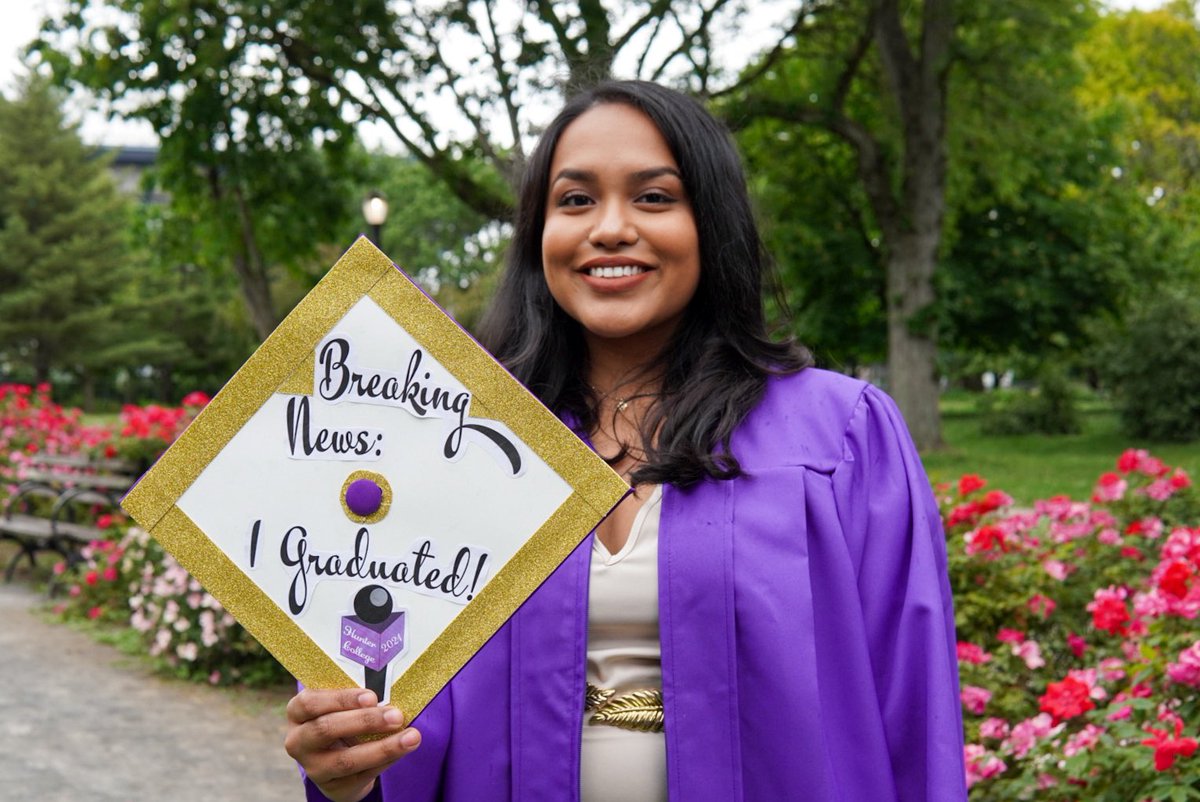 afia_eama's tweet photo. Breaking news! I graduated college! 💜🎓 @Hunter_College #cunygrad https://t.co/Brd20pdXig