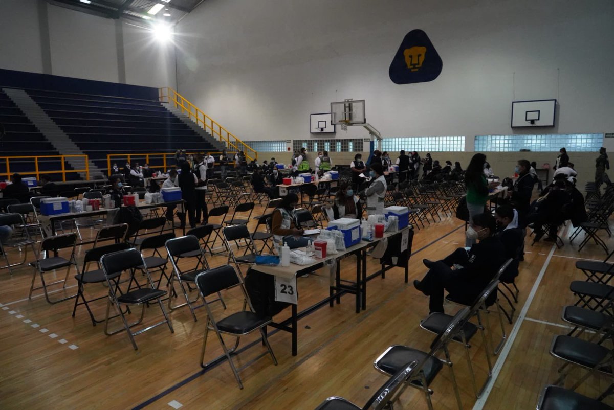 Claudiashein's tweet photo. Vacunación en la Prepa 5, Tlalpan.

Al terminar esta semana, el 42% de todos los adultos estarán vacunados con al menos una dosis. https://t.co/sKSQiJphHk