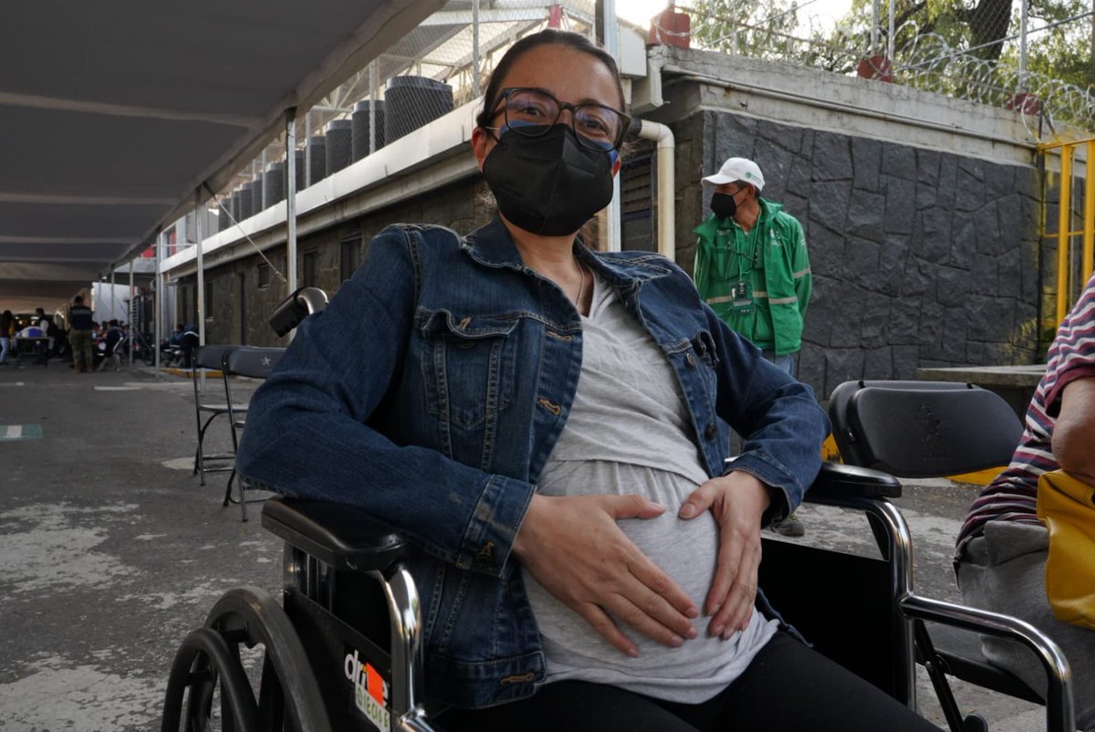 Claudiashein's tweet photo. Vacunación en la Prepa 5, Tlalpan.

Al terminar esta semana, el 42% de todos los adultos estarán vacunados con al menos una dosis. https://t.co/sKSQiJphHk
