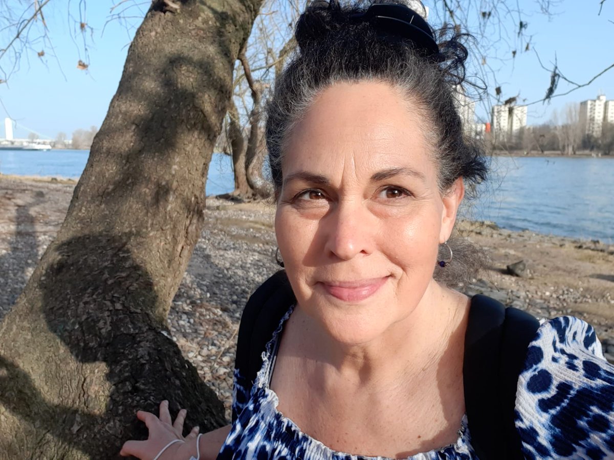 KulturdialogK's tweet photo. Ein #ShalomSelfie von Dalia Schaechter, Kammersängerin an der @operkoeln Wir sammeln weiter eure Fotos und Selfies und alle Bilder, die euch einfallen, wenn ihr an Zusammenhalt, Respekt und Akzeptanz in unserer Gesellschaft denkt. https://t.co/ST1VR99vJY