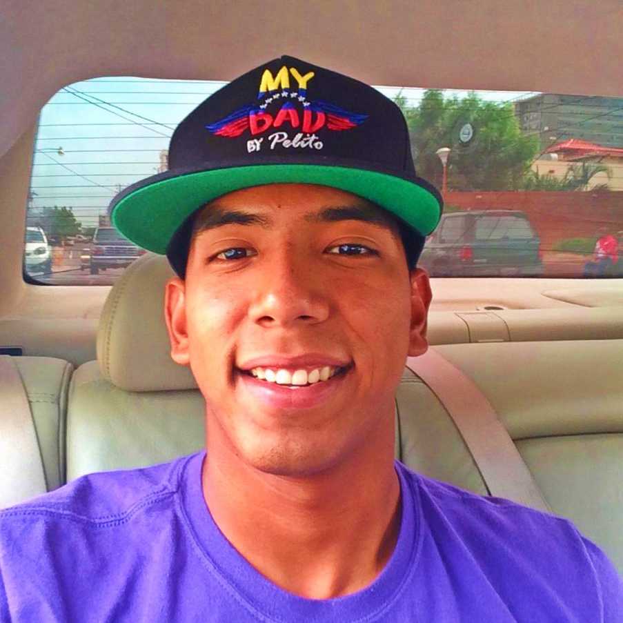 MiguelAguileraR's tweet photo. Él es Cesar Padron, "el Héroe Venezolano" que cargó a la abuelita ayudándola a cruzar el río Grande para llegar a Estados Unidos.

Gracias César. https://t.co/BJbzqApunA