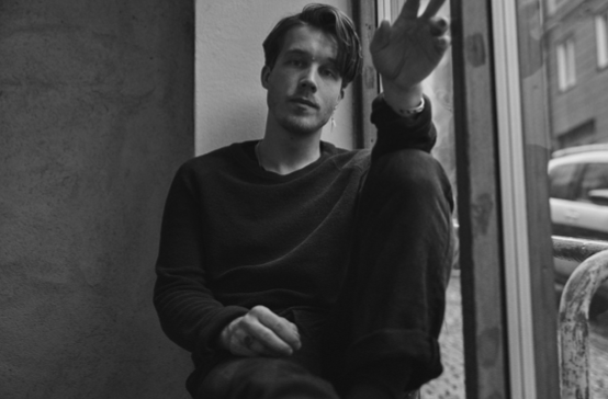 Sweden's <a href="/andreasmoemusic/">Andreas Moe</a> shares gilded, reflective new song 'Wholeheartedly' - his new EP is out now, and you can check out the lyric video on Clash.

clashmusic.com/news/swedens-a…