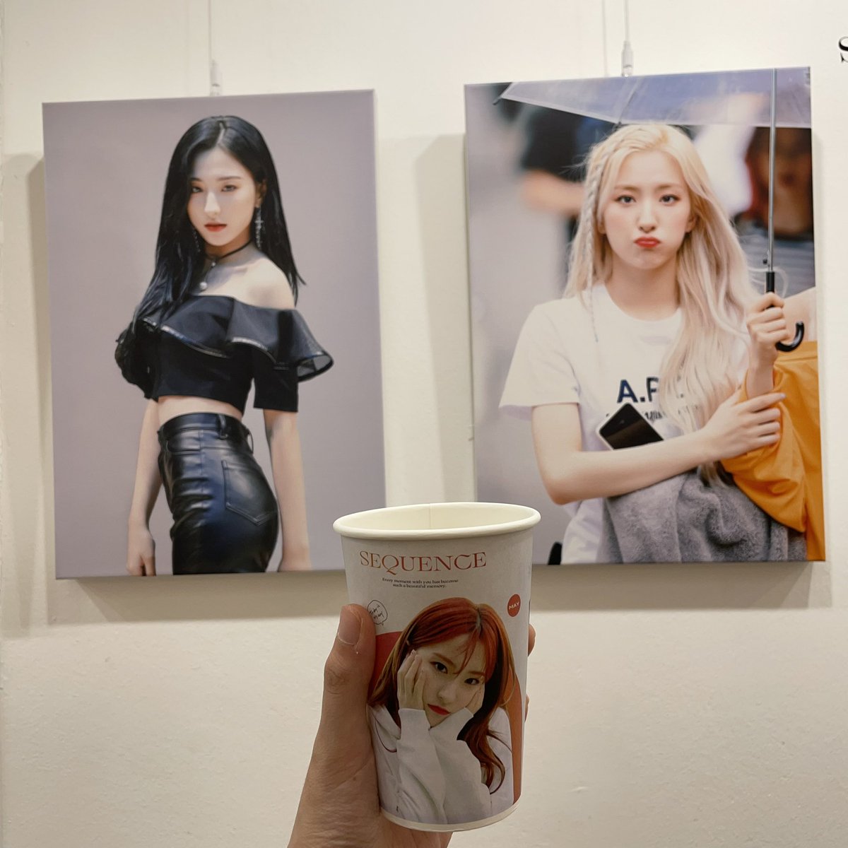 0225_wjsn's tweet photo. #HappyEUNSEODay
#시퀀스의_주연은_은서 

어제 마지막으로 간 카페 🙈♥️
컵홀더도 너무 이쁘고, 액자도 너무 이쁘고,
쿠키도 아까 집에와서 하나 먹었는데 맛있었어요👍😍
카페 만들어주셔서 감사합니다아♥️ https://t.co/hMkiwLK0Kb