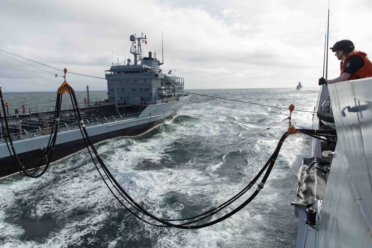 Sjoforsvaret's tweet image. Som del av øvelse #AtSeaDemo / #FormidableShield 21, har KNM Fridtjof Nansen den siste uken gjennomført flere RAS-operasjoner med allierte fartøy. 

Her med det tyske tankskipet Spessart, og det amerikanske logistikkfartøyet USNS Supply.