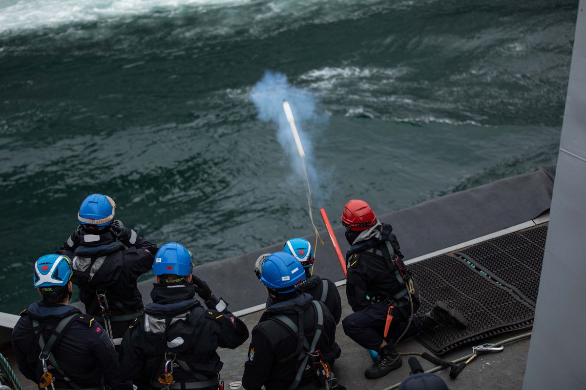 Sjoforsvaret's tweet image. Som del av øvelse #AtSeaDemo / #FormidableShield 21, har KNM Fridtjof Nansen den siste uken gjennomført flere RAS-operasjoner med allierte fartøy. 

Her med det tyske tankskipet Spessart, og det amerikanske logistikkfartøyet USNS Supply.