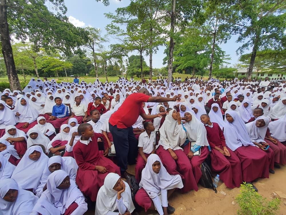 BankOfTanzania's tweet photo. Benki Kuu ya Tanzania (BoT) imeendelea na kampeni ya elimu kwa umma katika jiji la Arusha na Tanga, mkoa wa Kilimanjaro na Morogogo, na kutoa elimu kwa wananchi, maafisa wa serikali na wanafunzi kuhusu Alama za Usalama katika noti zetu na namna bora ya utunzaji wa noti na sarafu. https://t.co/WSjkJTRoce