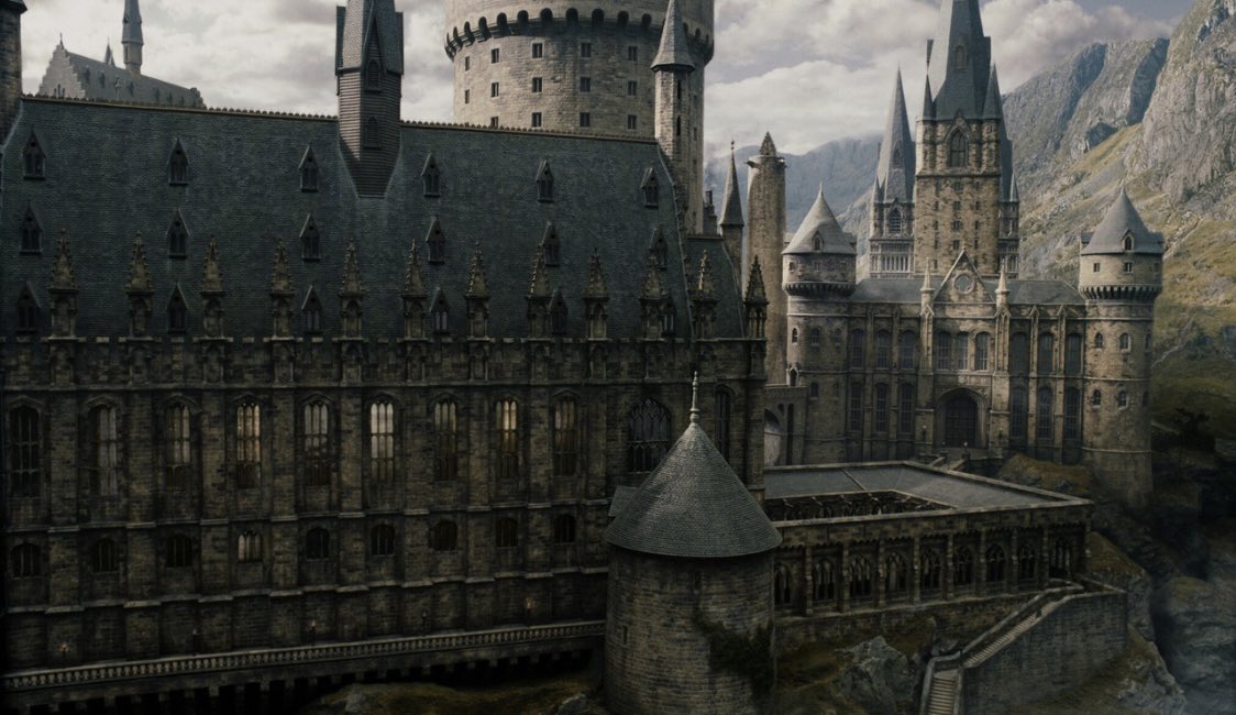 itmydefinition's tweet image. ฮอกวอร์ต (น.)
โรงเรียนในฝันที่ไม่มีวันไปเรียนได้จริง แต่ก็ยังไม่เลิกฝัน ฉันยังมีความหวังเสมอว่าโลกใบนี้จะมีเวทมนต์