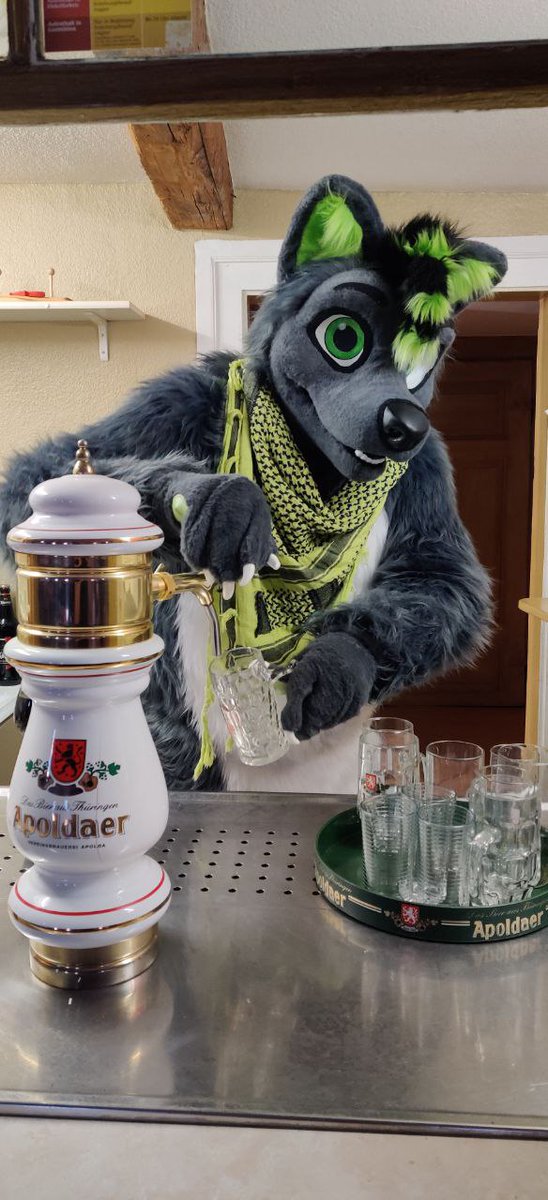 It's #FursuitFriday and weekend is just around the corner. Who else wants a beer?

✂️ <a href="/AlphaDogsStudio/">Alpha Dogs</a> 
📸 @Sotur6 
🍺 <a href="/vereinsbrauerei/">Vereinsbrauerei Apolda</a>