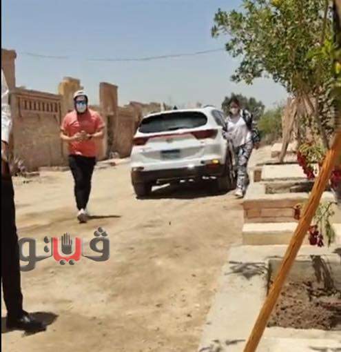 فيتو حسن الرداد و إيمي يزوران قبر سمير غانم في جمعته الأولى صور