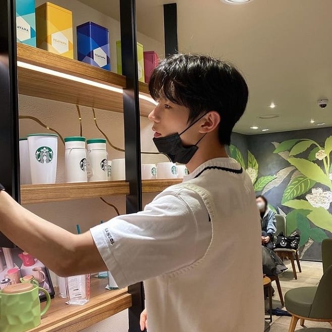 ParaguayTriger's tweet photo. [TRIGGER] 📸 19.04.2021 Starbucks Reserve
 #rio #starbucks #starbucksreserve #coffee #trigger #trigger_paraguay #trigger_official #asuncion #paraguay #kpop @triggerofficia5 

Admi: Lili🤍 https://t.co/4xOJXrFsY3
