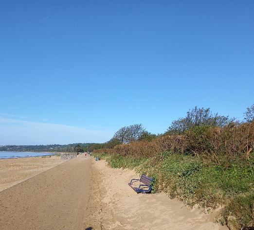 SwanseaCouncil's tweet image. The trouble with windy weather is that it can blow sand on to the prom from our fabulous Swansea Bay. 

The good news is that our cleansing team have shifted the sand from last week's gales in time for us all to enjoy the sandy shores this Bank Holiday weekend.
