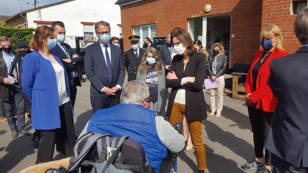 prefet59's tweet photo. À #Anstaing, @AdeMontchalin a visité une pension de famille qui bénéficie du dispositif « Logement d’abord » dont l’objectif est d’aider les personnes sans domicile à bénéficier de l’accès direct à un logement. https://t.co/QAD9oO3pFi