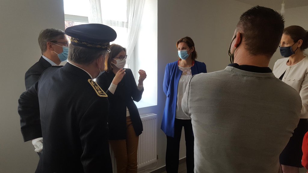 prefet59's tweet photo. À #Anstaing, @AdeMontchalin a visité une pension de famille qui bénéficie du dispositif « Logement d’abord » dont l’objectif est d’aider les personnes sans domicile à bénéficier de l’accès direct à un logement. https://t.co/QAD9oO3pFi