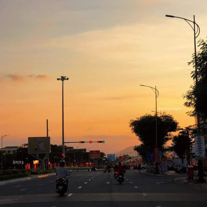 ay_vui's tweet photo. / Bầu trời trông tĩnh lặng, lòng mình thì bão giông./ https://t.co/lKZEcAtKCS