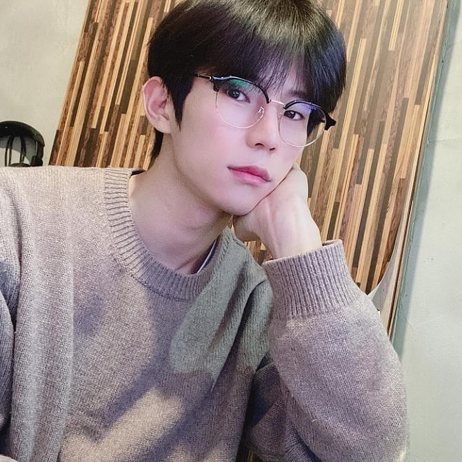 ParaguayTriger's tweet photo. [TRIGGER] 📸 03.03.2021 
New glasses 
 #rio #trigger #new #glasses #trigger_paraguay #trigger_official #asuncion #paraguay #kpop @triggerofficia5 

Admi: Lili🤍 https://t.co/VeyN4GenLm