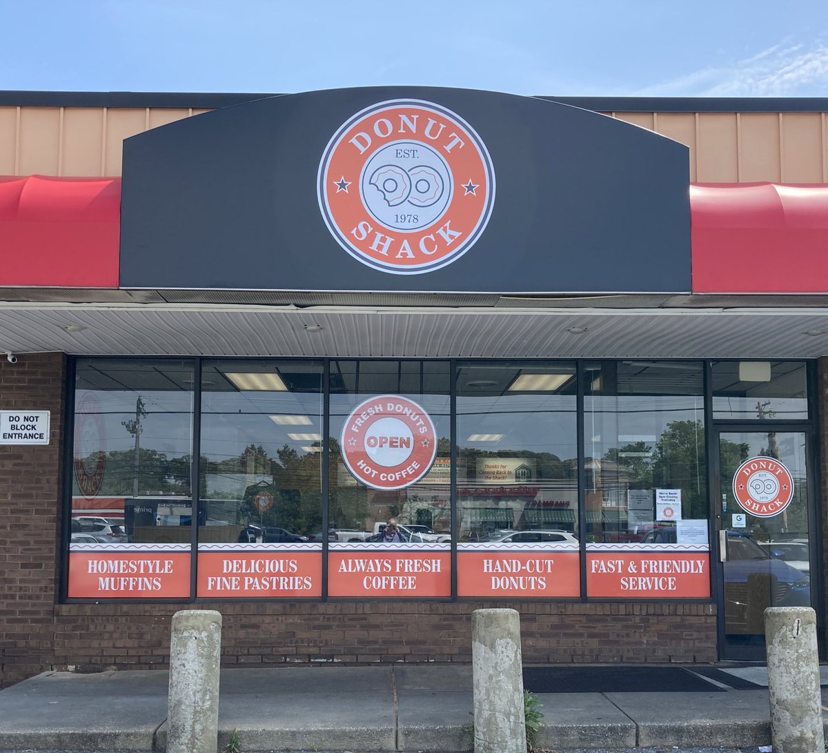 ScottWykoffWBAL's tweet photo. The shack is back! The #DonutShack that is! There’s nothing quite like a hand-cut donut from this #SevernaPark institution est. 1978! Add to the mix their “fast and friendly service” & it’s an old school favorite that’s out of sight! BTW, that’s a honey dipped!#DonutShack #Route2 https://t.co/Eju4JCilrz