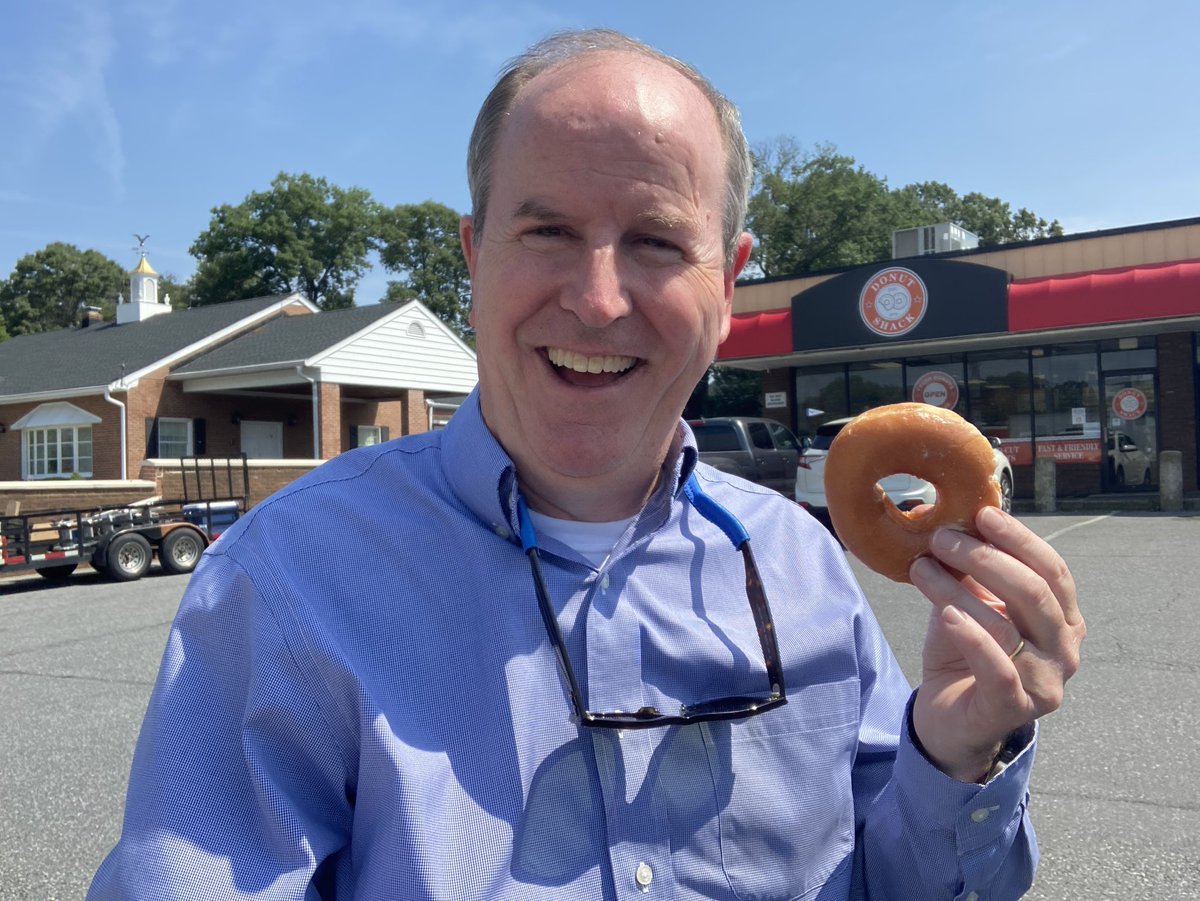 ScottWykoffWBAL's tweet photo. The shack is back! The #DonutShack that is! There’s nothing quite like a hand-cut donut from this #SevernaPark institution est. 1978! Add to the mix their “fast and friendly service” & it’s an old school favorite that’s out of sight! BTW, that’s a honey dipped!#DonutShack #Route2 https://t.co/Eju4JCilrz
