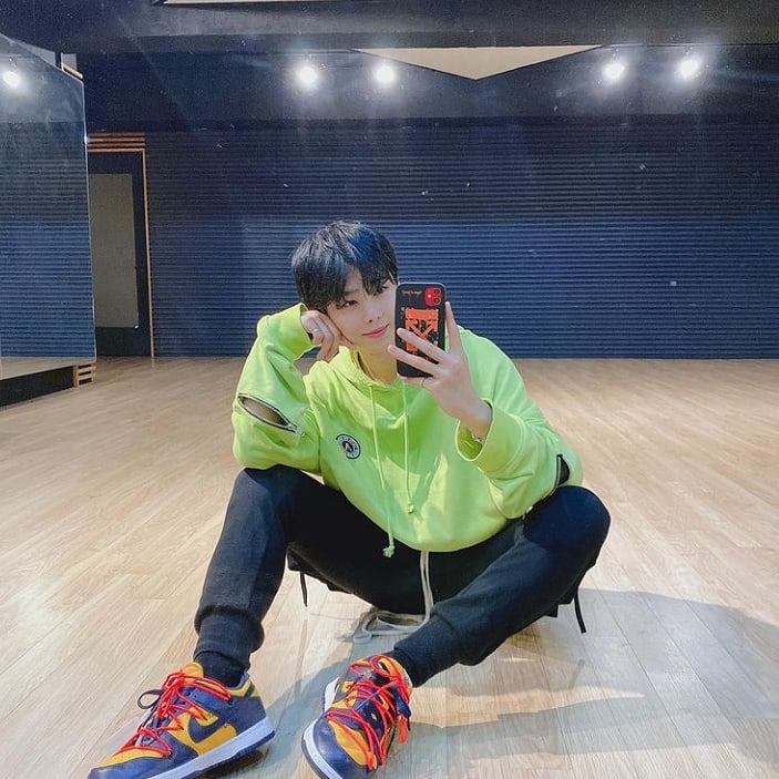 ParaguayTriger's tweet photo. [TRIGGER]📸 10.05.2020
Hi everyone!! 👋😆
▫️▫️▫️▫️
 #shawny #트리거
 #hi #ootd #trigger #trigger_official #trigger_paraguay #kpop #kpopers #idol #corea #paraguay @triggerofficia5

Admi: Lili🤍 https://t.co/mqm36UUBXZ