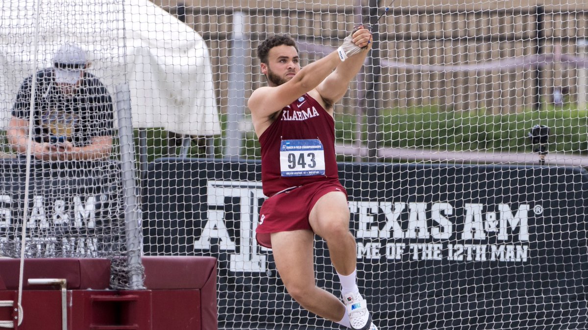 OU_Track's tweet photo. Two days 𝙙𝙤𝙬𝙣, two 𝙩𝙤 𝙜𝙤. 

#BoomerSooner ☝️💨 https://t.co/RcZv6QEi9S