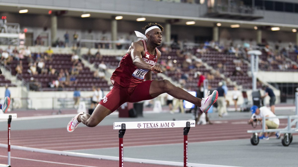 OU_Track's tweet photo. Two days 𝙙𝙤𝙬𝙣, two 𝙩𝙤 𝙜𝙤. 

#BoomerSooner ☝️💨 https://t.co/RcZv6QEi9S
