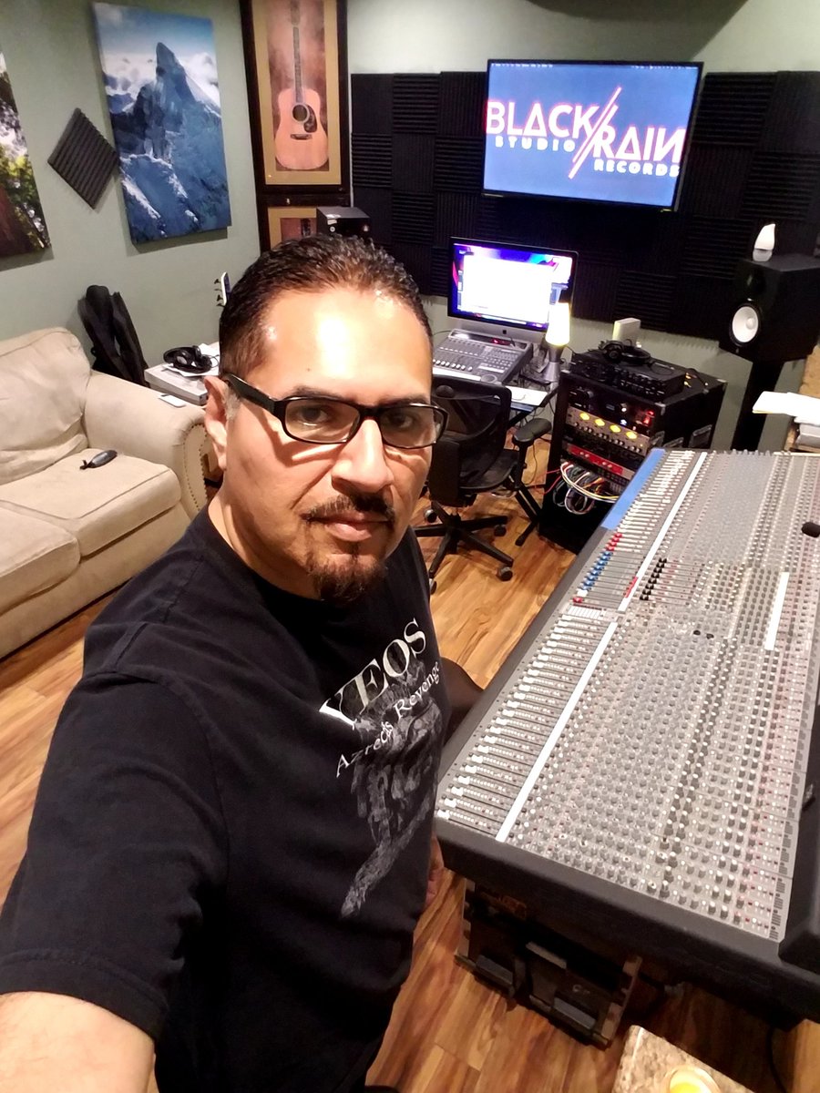 YEOSMUSIC's tweet photo. Grabando dos temas más del nuevo disco de Yeos. Viene muy bueno según los que lo han escuchado!😀 https://t.co/9HoRUz7y6d