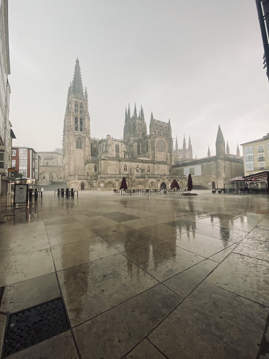 ismastrings_'s tweet photo. Foto para que @samudice pueda retuitear. Burgos lluvioso veraniego. https://t.co/3i5N20efY5