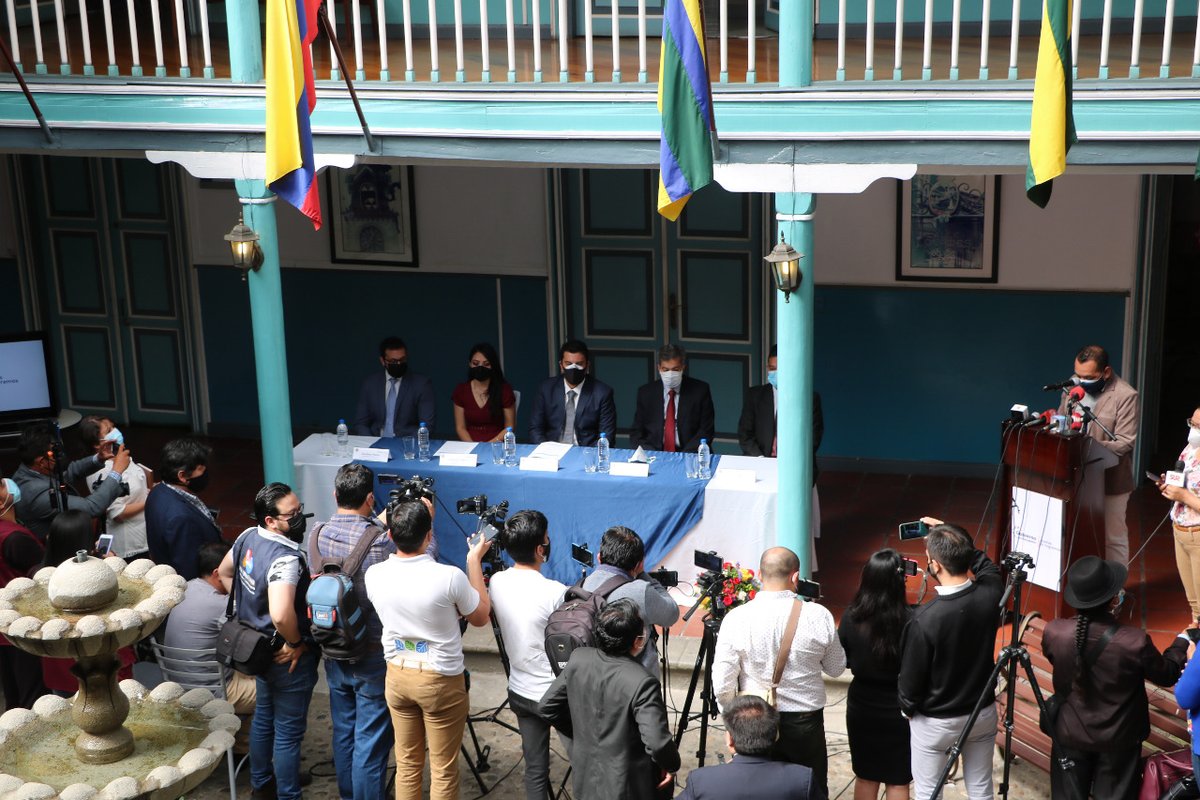 GoberLoja's tweet photo. #Loja se suma al #EcuadorDelEncuentro 🤝

👉Gobernador de la Provincia de Loja, @mariomancino, designado mediante Decreto Ejecutivo No. 39 por el Presidente de la República, @LassoGuillermo, asume funciones y presenta a su equipo de trabajo. 

#EncontrémonosPorLoja https://t.co/qx5I5it57i