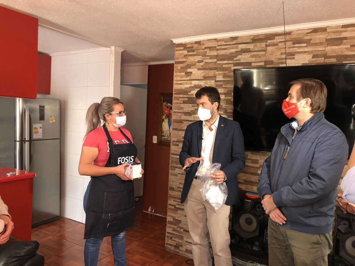 El Director Nacional, @fbettacourt, junto al Director del <a href="/FOSISRM/">FOSIS_Metropolitano</a>, <a href="/MiguelDuasoP/">Miguel Duaso</a>, visitaron a Yocelyn Llano, la primera seleccionada para participar en el programa Yo Emprendo, que la apoyará en el fortalecimiento de su negocio.