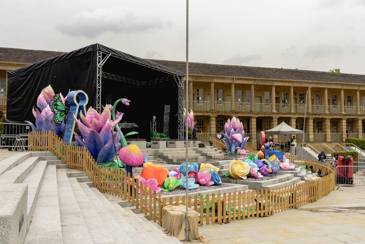 ThePieceHall's tweet photo. This weekend π
#SpringMakersMarket 29 - 31, 10am 'til 6pm.
SOLD OUT @EllieSaxophone gigs 30 & 31. From 6pm entry will be via North & West Gate only. Ticket holder entry to viewing area opens at 7.30pm with approx 10pm end. Last orders 10.45pm. Gates close 11pm.
π·βοΈππΉπΆπ https://t.co/wMMoblghr3