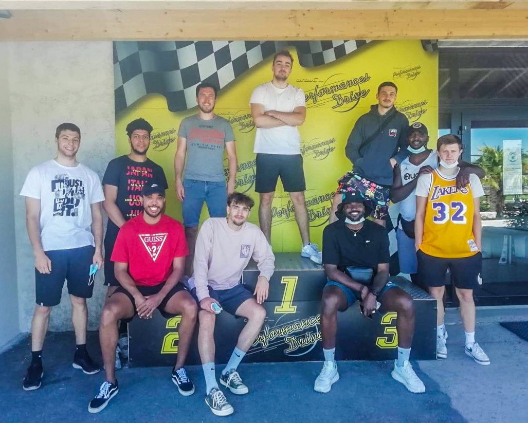 Un moment convivial 🤝 pour nos joueurs. 

Afin de clôturer 🎬 cette drôle de saison les joueurs de Romain #Tillon étaient au karting 🏎 ce matin et ont terminé par un bon barbecue 🍖.

Merci au coach d'avoir organisé cette belle journée. 

#GrandirEnsemble 💛💚 #EFF🏀