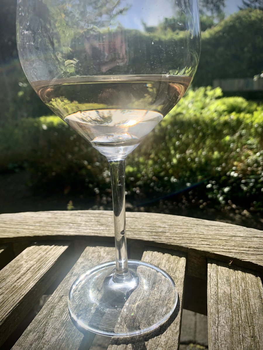 Simone_deBoer's tweet photo. 28 mei 2017 zat ik rond deze tijd op deze plek met een witte wijn....totaal in shock wat er die middag korte tijd was gebeurd en ik m’n liefjuh plots moest laten gaan. Proost op jou!! #misjou #alwaysinmy❤️ #foreverlove https://t.co/BfLfS0oKek
