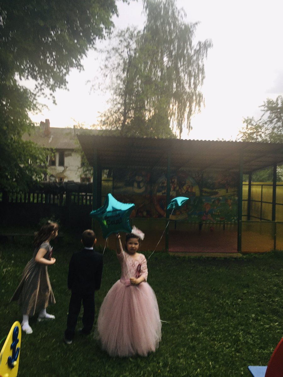 Волнительный момент такой —
Первый в жизни выпускной.
Впереди событий много,
Жизни долгая дорога.