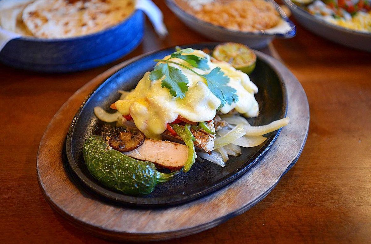 killenstmx's tweet photo. Kick off the long wknd w/ a Tex-Mex lunch! We open at 12 pm w/ our full menu, including things like the Pollo Monterrey, grilled chicken fajita topped w/ onions, bell peppers, mushrooms &amp; melted Chihuahua cheese! Reservations and online ordering at https://t.co/cNI4qk9APR https://t.co/Z4Bto9oskl