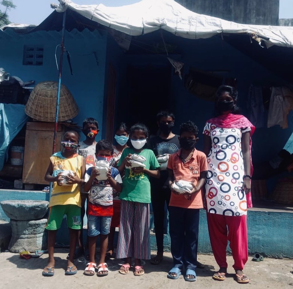 goodnessfdn's tweet photo. One of our flagship programs is the #Food42 Campaign. Through this initiative we distribute food to those that are in hunger and lack proper food.
Today GoFo's volunteers have distributed 100's of biryani packets to the Homeless, Migrants and Slum kids. Do support.
#ZeroHunger https://t.co/BA8fFctMBE
