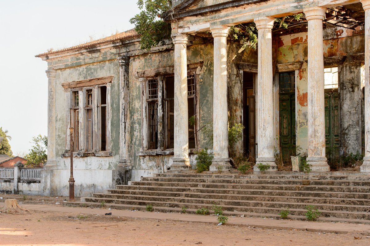 cgtnafrica's tweet photo. #Bolama is the main town of Bolama Island and the capital of the Bolama Region. Though once the capital of Portuguese Guinea (now Guinea Bissau), it has a population of just 4,819 (2009) and much of its colonial era architecture is in a state of severe decay.

Good night #Africa https://t.co/jIEdBTP0Ab