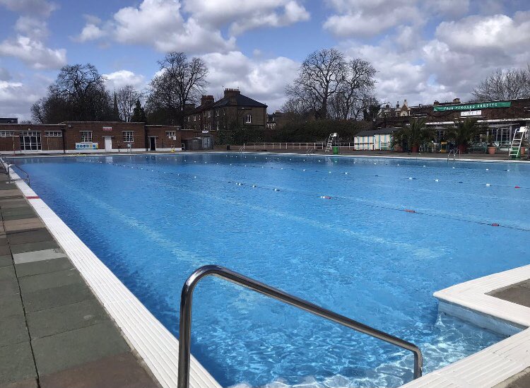Brockwell_Lido's tweet photo. Summer is finally here! Welcoming in the Bank Holiday weekend🤩 We have predicted highs of 22°C in London! We still have spaces in our family swim sessions next week - grab your spot our app now!
#bankholiday #fusionlifestyle #springbacktolife #itsalifestyle #brockwelllido https://t.co/zBJenyfOJq