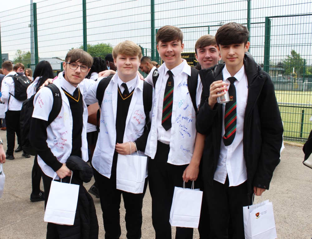 St_John_Fisher's tweet photo. 😢 Year 11 Final Assembly.
It has been a morning of tears, laughs, speeches, presentations, photo montages, snacks, shirt signing, photos and a balloon arch!
We sincerely wish all of Year 11 the best of luck and we look forward to seeing them hopefully again very soon! https://t.co/Cxe3267nIK
