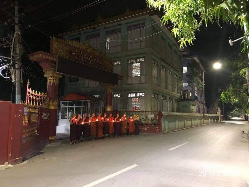 BG_ICEICE's tweet photo. Daily praying for the immediate peace of Myanmar and the safety of Myanmar people by monks from Masoeyein Monastery, Mandalay #WhatsHappeningInMyanmar #May28Coup https://t.co/63R8dAGjcK
