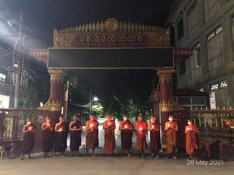 BG_ICEICE's tweet photo. Daily praying for the immediate peace of Myanmar and the safety of Myanmar people by monks from Masoeyein Monastery, Mandalay #WhatsHappeningInMyanmar #May28Coup https://t.co/63R8dAGjcK