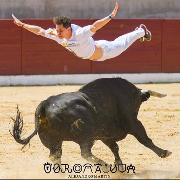 BCauria's tweet photo. ¡SUSTITUCION DE ULTIMA HORA!
El recortador Javier Pradanas no podra asistir mañana sabado 29 al concurso de recortes en Montehermoso debido a una lesión, en su lugar podremos disfrutar del gran Pakito Murillo.Desde Bermara Cauria le deseamos una pronta recuperación y verle pronto https://t.co/nFY7Ibx0ec