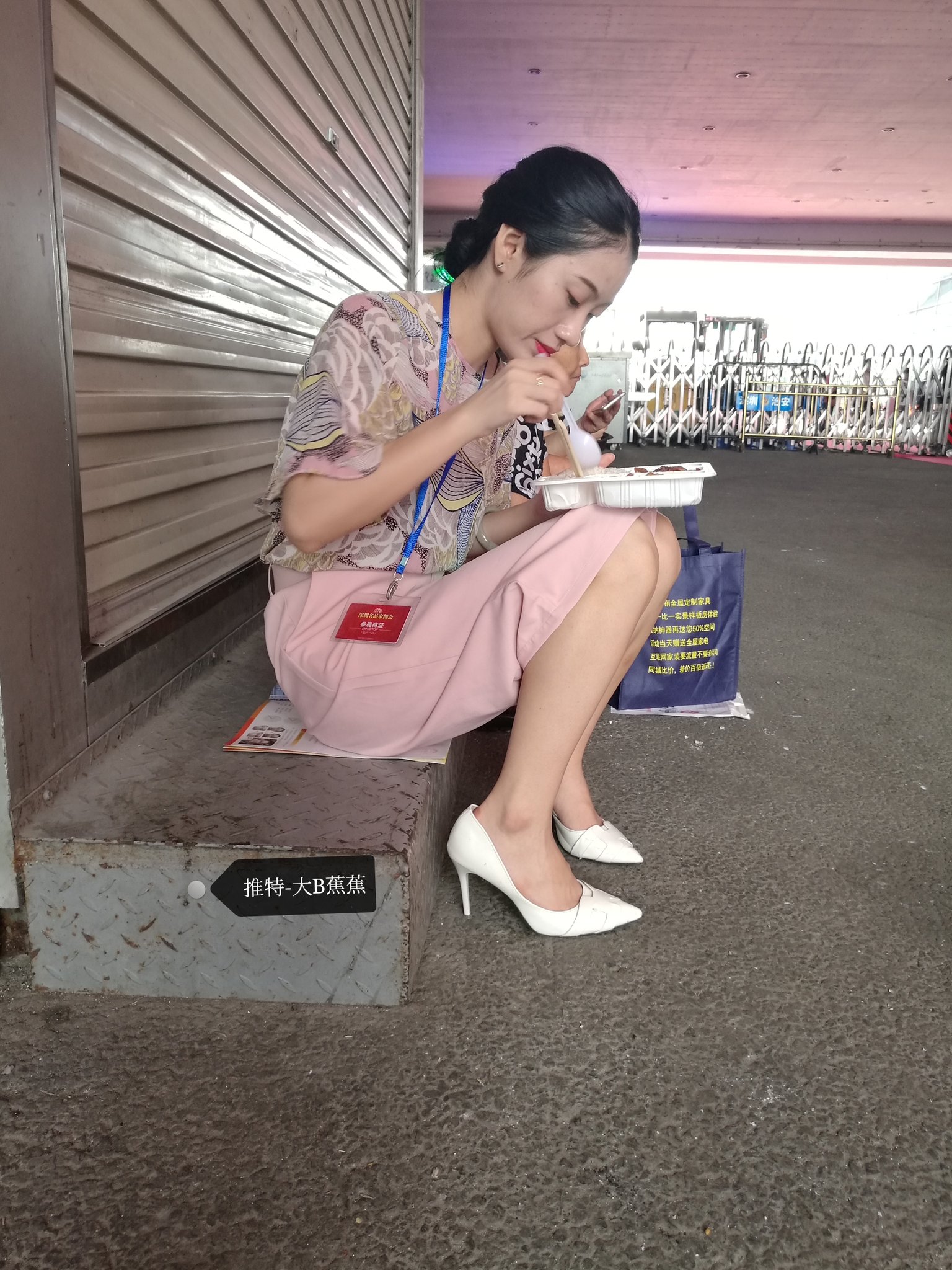 大B蕉蕉on X: #黑丝#肉丝#丝袜#丝袜美腿#制服#职业装#熟女#少妇#街拍t.cokAD0TvgXhS  X