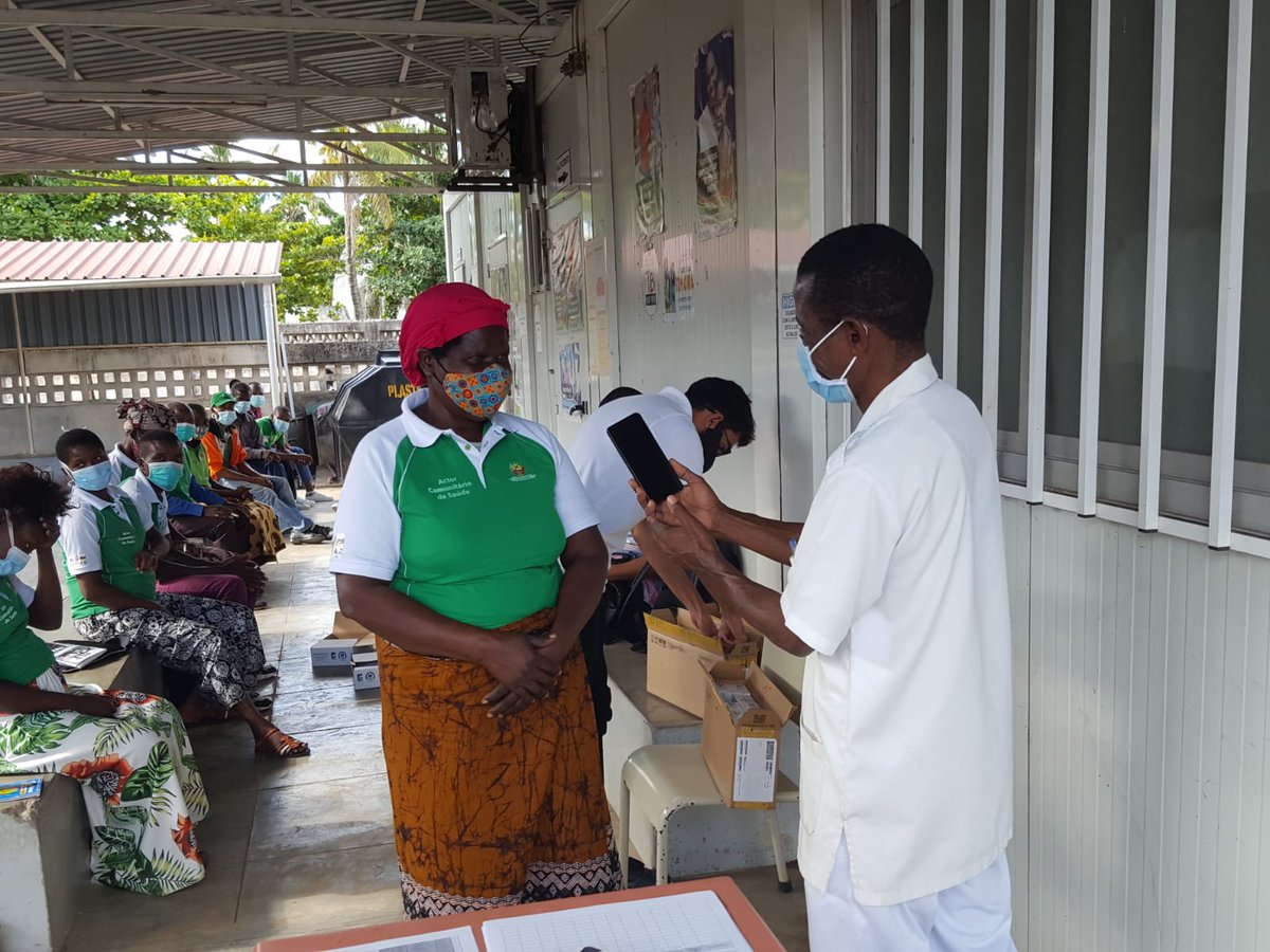 mUzimamobile's tweet photo. Acto de entrega dos dispositivo mUzima aos Actores Comunitários de Saúde na pessoa de Enfermeiro Chefe Unidade sanitária 17 de Setembro.

Photo credit: Jaime Maia, Assistente Operacional de mUzima https://t.co/MlNMU0g9mv
