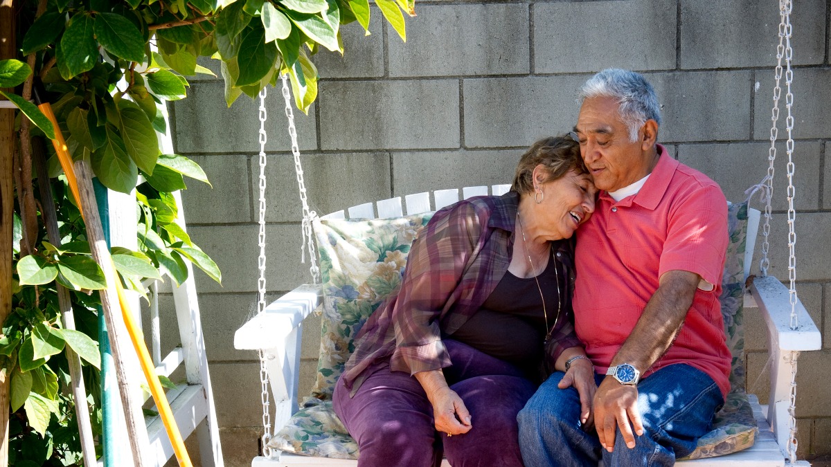 alzassociation's tweet photo. As we come together over the long weekend in honor of those who've given their lives as a service to our country, know that we are here for you if you need us. Call our free, 24/7 Helpline at 800.272.3900. #MemorialDay #ENDALZ https://t.co/bErPYrHvRv